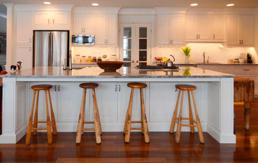Bancos de madera altos estilo rustico con una combinación en una cocina con estilo rustico van genial haciendo contraste.