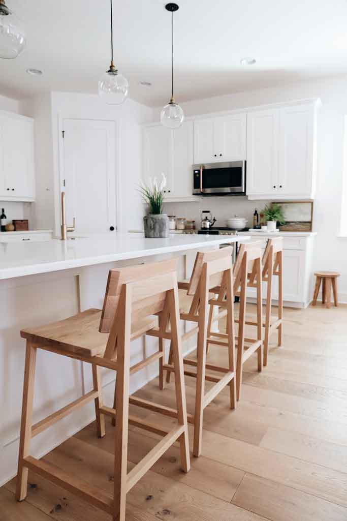 Los Bancos de madera para barra modernos lucen bien en cocinas tipo minimalistas.