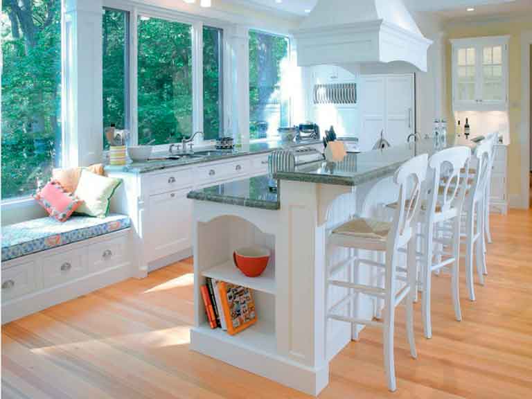Tonos blancos en cocina con bancos para barra altos en color blanco son una combinación muy acertada