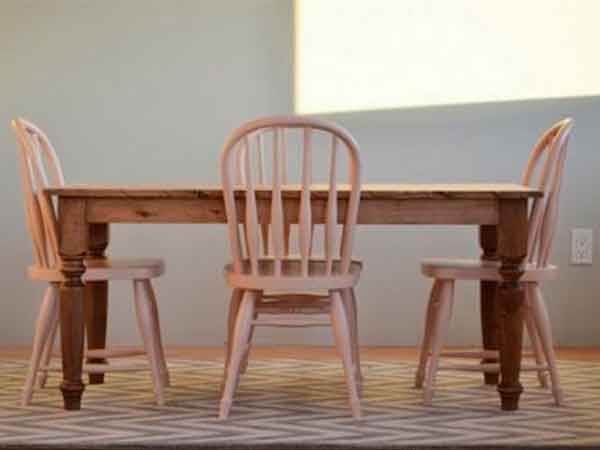 Las sillas de madera con un respaldo único le da un estilo diferente a tu comedor.