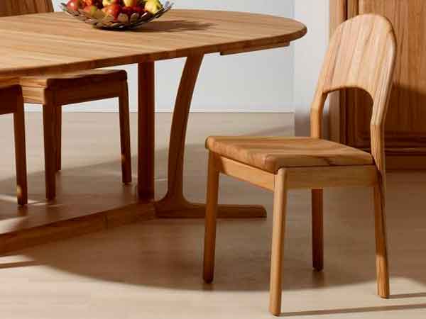 Las sillas de madera con detalles modernos y clásicos son una gran combinación.