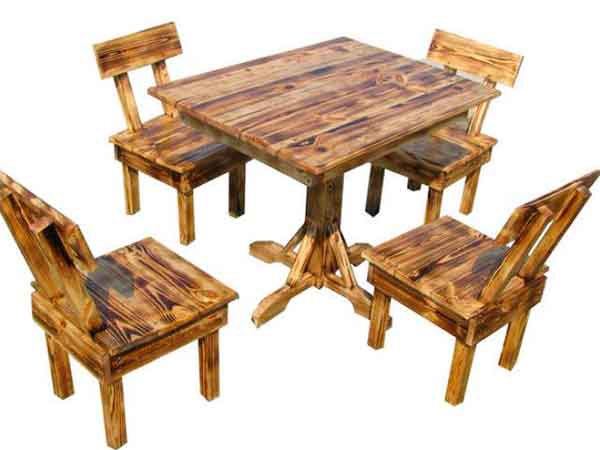 Las sillas de madera rusticas son increíbles para interior y exterior.